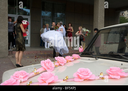 L'exercice de la Mariée Le Marié Mariage Voiture de mariage à Palais, Ekaterinbourg, Oural, Russie Banque D'Images