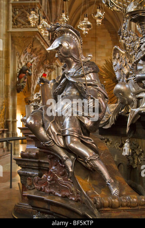 Statue d'argent sur la tombe de saint Jean Népomucène, Habour, Prague Banque D'Images