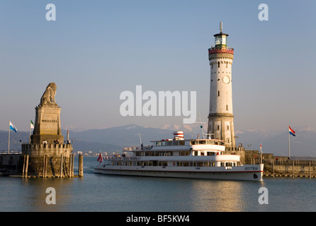 Entrée de port, bateau d'excursion, l'Autriche, Lion bavarois nouvelle balise, Lindau, le lac de Constance, Bavière, Allemagne Banque D'Images