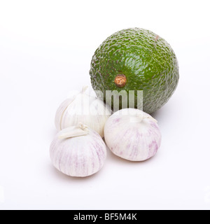 Les petits bulbes italien et avocat, poire, les principaux ingrédients du guacamole. Contre isolé sur fond blanc. Banque D'Images