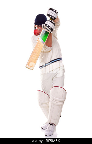 Cricketer, studio shot on white background. Banque D'Images