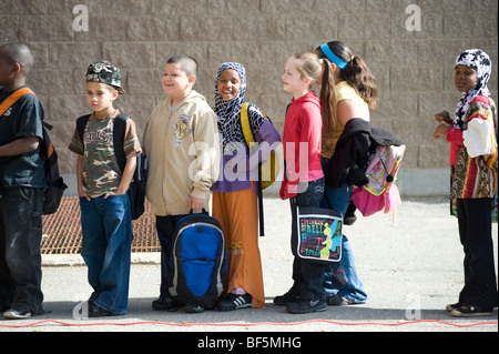 Les élèves à attendre en ligne à l'extérieur de l'école élémentaire de hêtre, Manchester, NH. L'image n'est pas model / propriété libéré. Banque D'Images