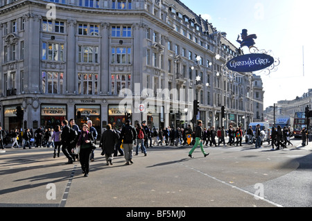 Passages piétonniers diagonaux Oxford Circus vus le jour d'ouverture officielle des visiteurs utilisant la disposition révisée des feux de circulation dans le West End ensoleillé Londres Angleterre Royaume-Uni Banque D'Images