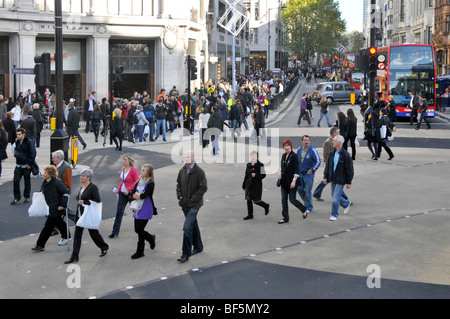 Oxford Circus sur les passages pour piétons diagonal Ouverture officielle Banque D'Images