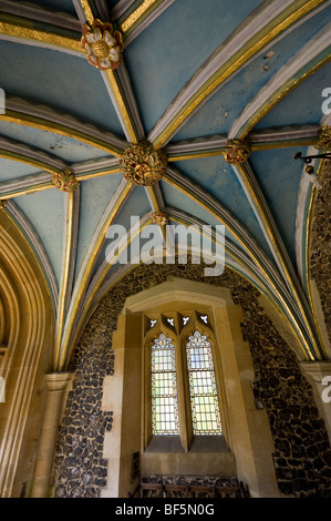 Le porche d'entrée à St Mary's Parish Church Amersham Buckinghamshire UK d'un beau plafond à côtes. Banque D'Images