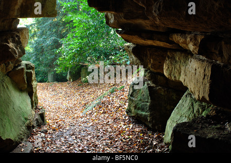 La grotte de l'Ermite à Batsford Arboretum, Gloucestershire, England, UK Banque D'Images