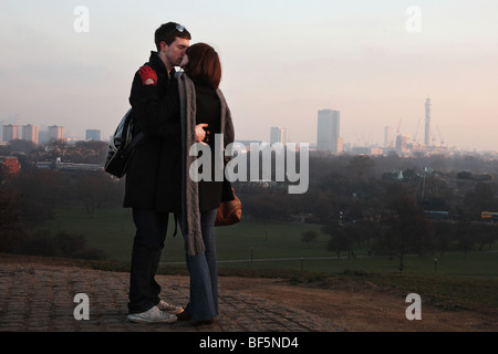 Couple kissing on Primrose Hill. Banque D'Images