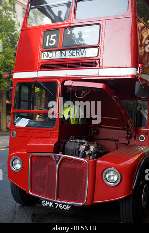 A broken down Routemaster Bus sur une rue de Londres Banque D'Images