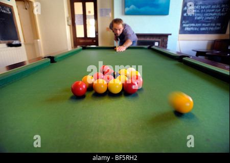 Prenant la pause dans un jeu de billard Banque D'Images