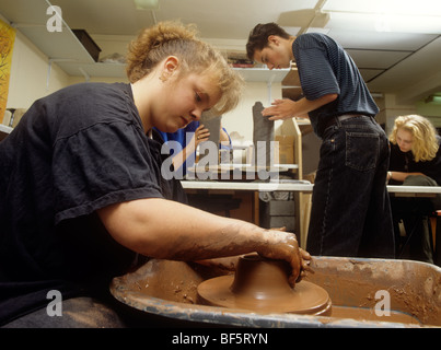 Au Royaume-Uni, l'éducation, les Sixth-Form art students in Pottery class Banque D'Images