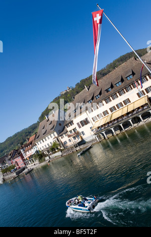 Bateau à moteur sur le Rhin, l'Hotel Restaurant zum Goldenen Löwen, Stein am Rhein, dans le canton de Schaffhouse, le lac de Constance, Suisse Banque D'Images