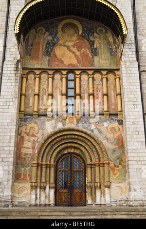 Portail sud de la cathédrale de l'Assomption au Kremlin de Moscou Banque D'Images