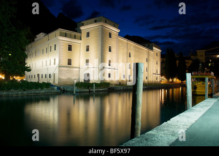 Un château reflète dans les eaux calmes du Lac de Garde. Banque D'Images