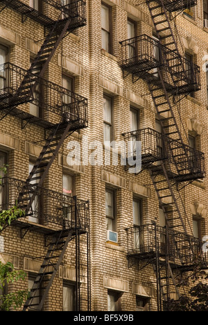 Le feu s'échappe sur le modèle d'un bâtiment en brique de la ville de New York. Banque D'Images