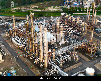 Une vue aérienne d'une raffinerie de pétrole Banque D'Images