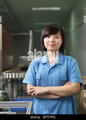 Un portrait d'un jeune employé de l'usine dans son uniforme. Banque D'Images