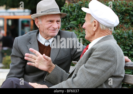 Deux hommes âgés en conversation Banque D'Images