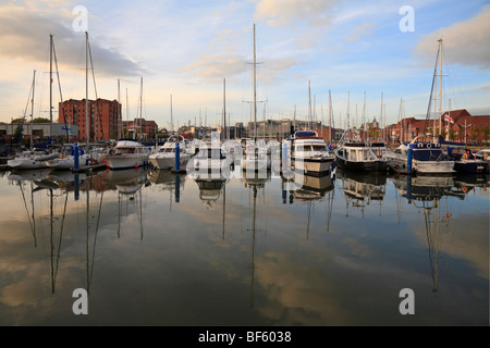 Yachts à Kingston Upon Hull, East Yorkshire, Angleterre, Royaume-Uni. Banque D'Images