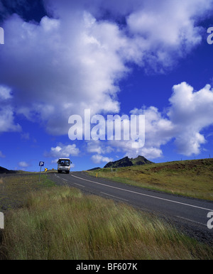 Bus se déplaçant sur Ring Road, Côte Sud, Islande Banque D'Images