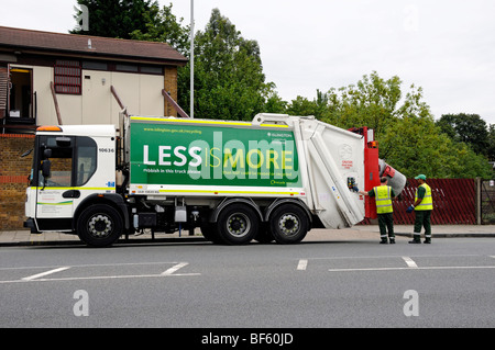 Véhicule à ordures avec slogan sur le côté du camion disant et - moins c'est plus - dans une rue Highbury, Islington Londres Angleterre Royaume-Uni Banque D'Images