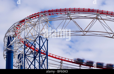 L'Angleterre, dans le Lancashire, Blackpool. Le "Pepsi Max Big One' roller coaster, situé au Parc d'attractions Pleasure Beach. Banque D'Images