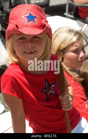 Jeune fille regardant Bristol Rhode Island Quatrième de juillet parade. Banque D'Images