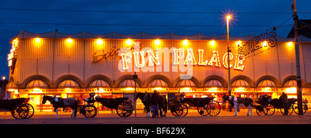 L'Angleterre, dans le Lancashire, Blackpool. Voitures à l'extérieur de la Fun Hackney Palace amusement arcade sur le Golden Mile. Banque D'Images