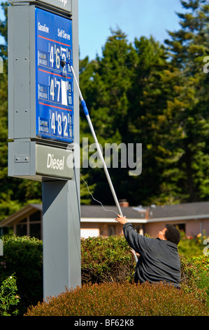 Préposé à l'aide de poteau d'aspiration au changement des prix de l'essence au cours de l'été de 2008 lorsque les prix ont augmenté tous les jours, en Californie Banque D'Images