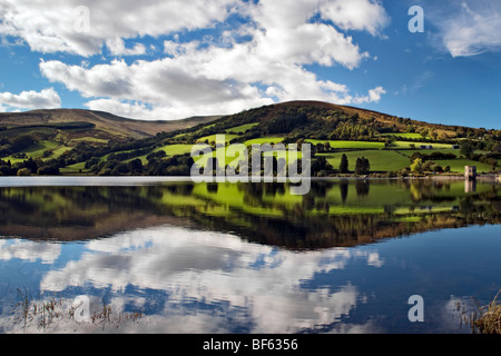 Reflet parfait au réservoir de Talybont, Brecon Beacons au Pays de Galles prises sur belle journée ensoleillée Banque D'Images