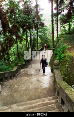 Les hommes âgés marchant à Baoding Hill, comté de Dazu, municipalité de Chongqing, Chine Banque D'Images