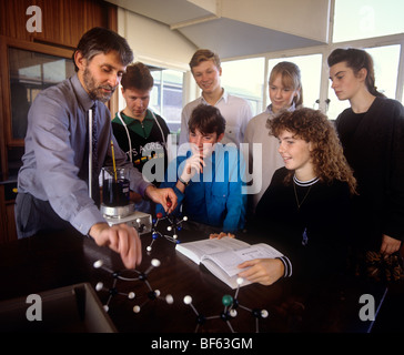 Âge moyen de l'éducation enseignant de sexe masculin de prendre leçon de chimie sixth form college Banque D'Images