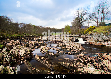 Le long de la rivière Carron des cailloux de la rivière pris le long de la route à voie unique entre Homestead et Amatnatua Sutherland en Écosse Banque D'Images