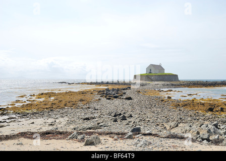 L'église Saint Cwyfan dans la mer, Anglesey, au nord du Pays de Galles Banque D'Images