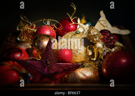 Ouverture de la boîte de fêtes décorations de Noël rouge et or Banque D'Images