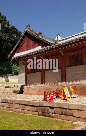 Entrée de côté de la salle principale du sanctuaire royal de Jongmyo, à Séoul Banque D'Images