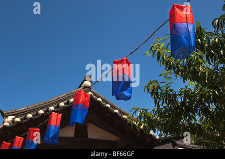 Lanternes de papier traditionnel aux couleurs festives dans Namsangol Hanok Banque D'Images