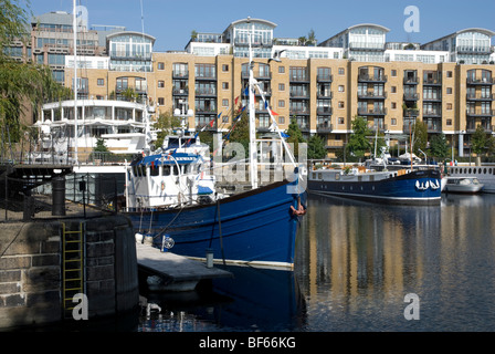 Bateaux dans la marina au quai St Katharines Londres E1 Banque D'Images