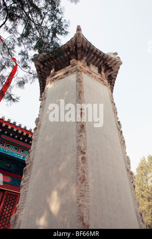 Mémorial de marbre sculpture en face de Mahavira Hall, Temple Biyun, collines odorantes, Beijing, Chine Banque D'Images