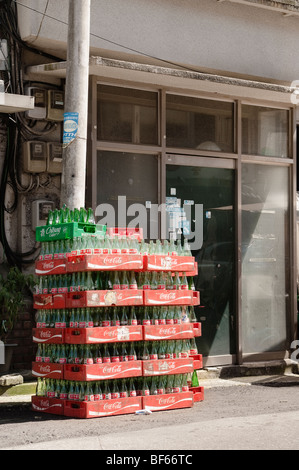 Caisses de bouteilles de Coca-Cola vides en face d'un atelier fermé dans Gye-Dong Seoul Banque D'Images