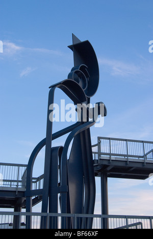 Sea Music sculpture par Sir Anthony Caro, sur Poole Quay, Dorset, Angleterre. Banque D'Images
