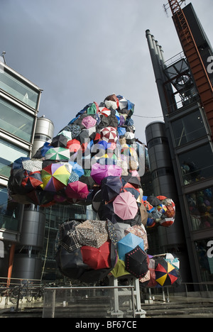 Le canal 4 building à Londres, avec une statue couverte de parapluies dans le parvis. Banque D'Images