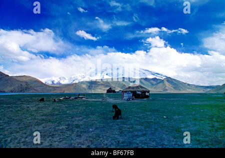 Yourtes à côté du lac Sarimu, préfecture autonome Kazakh de sg, la région autonome ouïghoure du Xinjiang, Chine Banque D'Images