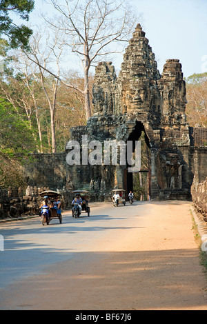 La Porte Sud d'Angkor Thom est l'un des cinq portes dans l'ancienne ville khmère d'Angkor Thom. Banque D'Images