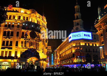 Nanjing Road décoré de bâtiments néo-classique, Shanghai, Chine Banque D'Images