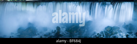 Courts de Niagara Falls : American et Bridal Veil Falls. Un panorama nocturne de la célèbre falls prises du côté canadien Banque D'Images