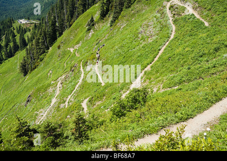 Une vue plongeante à lacets et randonneurs sur le sentier de montagne sauk dans les Cascades de Washington, USA. Banque D'Images