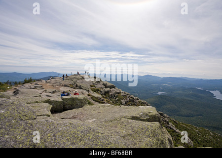 Vue depuis le pic de Whiteface. Les visiteurs du célèbre pic de montagne rôdent et profitez de la vue sur les hauts sommets des Adirondacks Banque D'Images
