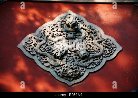 Sculpture exquise de dragon sur le mur écran, Temple Biyun, collines odorantes, Beijing, Chine Banque D'Images