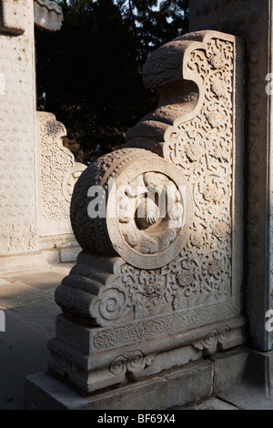 Sculptures en pierre avec une exquise pailou, Temple Biyun, collines odorantes, Beijing, Chine Banque D'Images