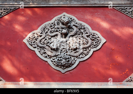 Sculpture exquise de dragon sur le mur écran, Temple Biyun, collines odorantes, Beijing, Chine Banque D'Images